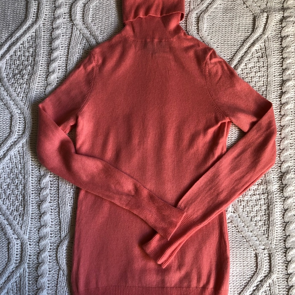 Pink 100% cashmere turtleneck sweater